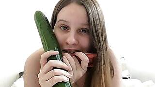 18yo TEEN FIRST TIME Cucumber BBW HUGE TIT TEENY GIRL GERMAN 
